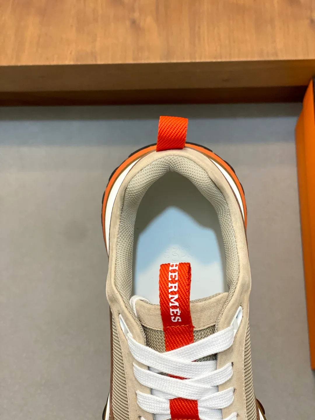Men's men's shoes 💰700 HERMES/Hermès Leader sneakers! Tech twill, calfskin and suede goatskin sneakers featuring paneled multicolor twill, calfskin and suede. Lightweight geometric sole for a stylish urban look. Product details: White and orange rubber sole Black rubber sole with orange rubber insert Light natural leather insert White rubber toe cap Beige lambskin insole and lining Cotton strap, rubber lettering Sole height: 4cm Size: 39-40-41-42-43-44 (customized at 38.45)